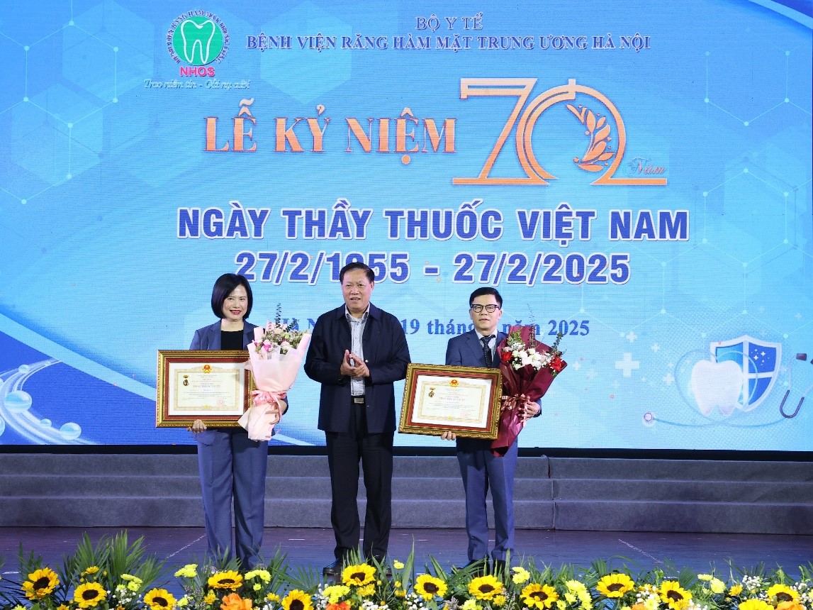 Thừa ủy quyền của Chủ tịch nước CHXHCN Việt Nam, Thứ trưởng Bộ Y tế Đỗ Xuân Tuyên trao danh hiệu Thầy thuốc ưu tú cho hai bác sĩ của Bệnh viện